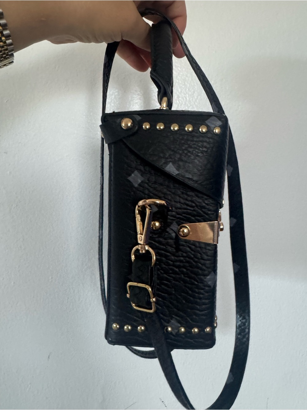 Black box shaped crossbody bag with gold hardware - Picture 4 of 7
